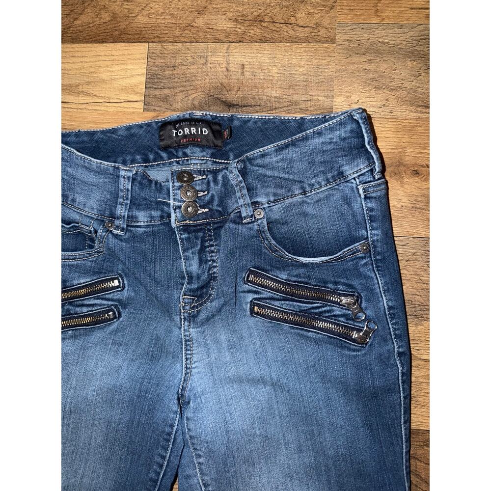 Torrid women’s skinny jeans withunique double-zipper pockets on the front - Picture 4 of 16